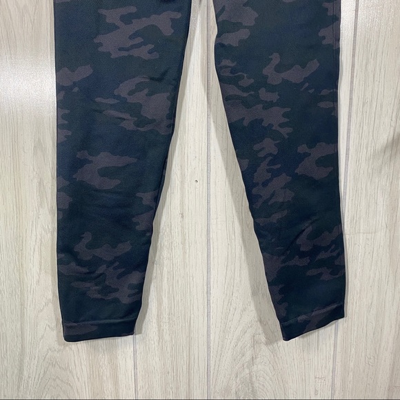 Spanx Look At Me Now Seamless Cropped Legging Camo size M Medium - Picture 8 of 11